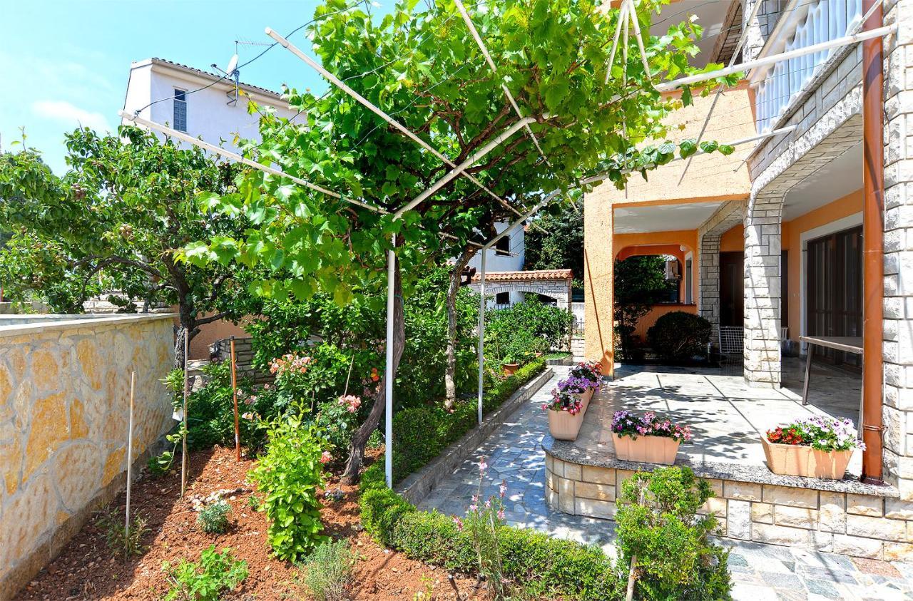 Apartment Mirela 2145 Fazana Bagian luar foto