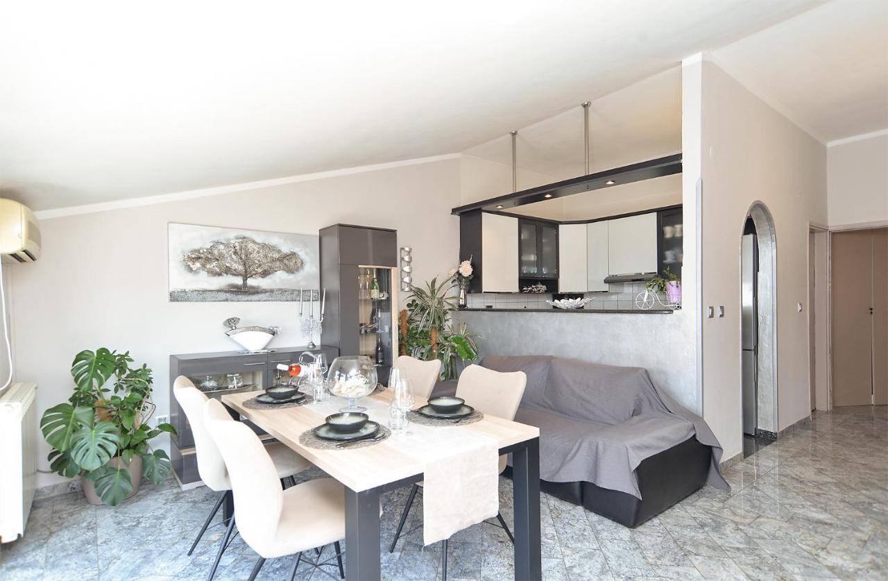 Apartment Mirela 2145 Fazana Bagian luar foto