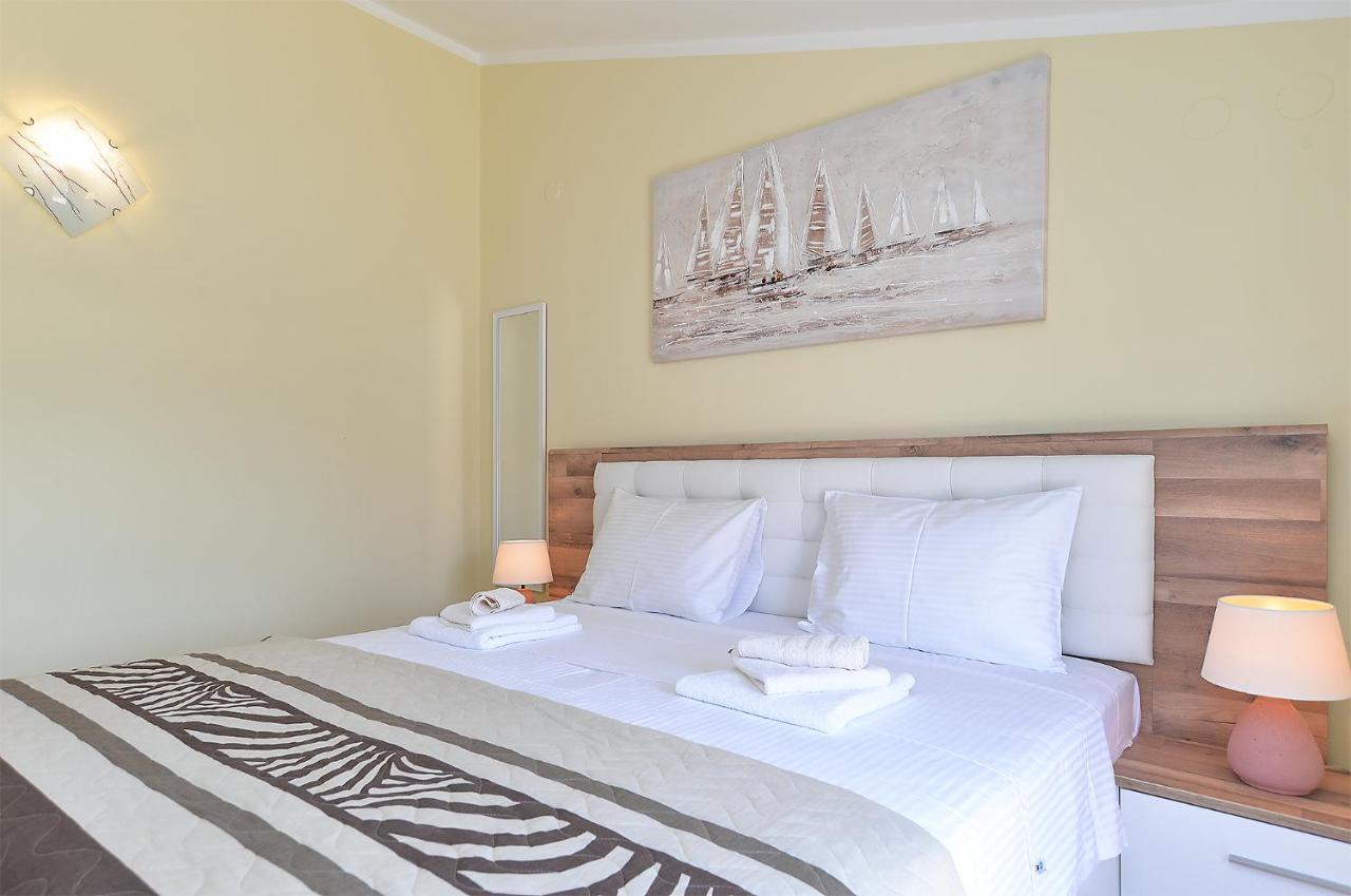 Apartment Mirela 2145 Fazana Bagian luar foto