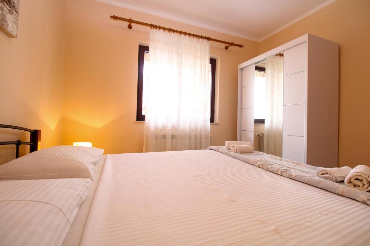Apartment Mirela 2145 Fazana Bagian luar foto